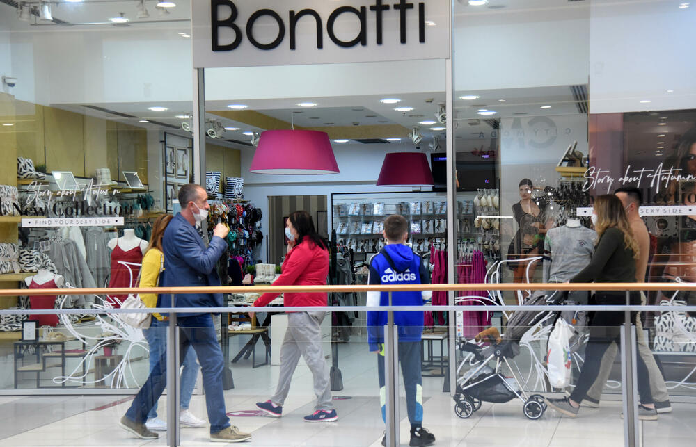 <p>Ispred radnji se stvaraju redovi, a osobe zadužene za kontrolisanje poštovanja mjera ne dozvoljavaju da u prodajnom prostoru bude više osoba nego što je propisano</p>