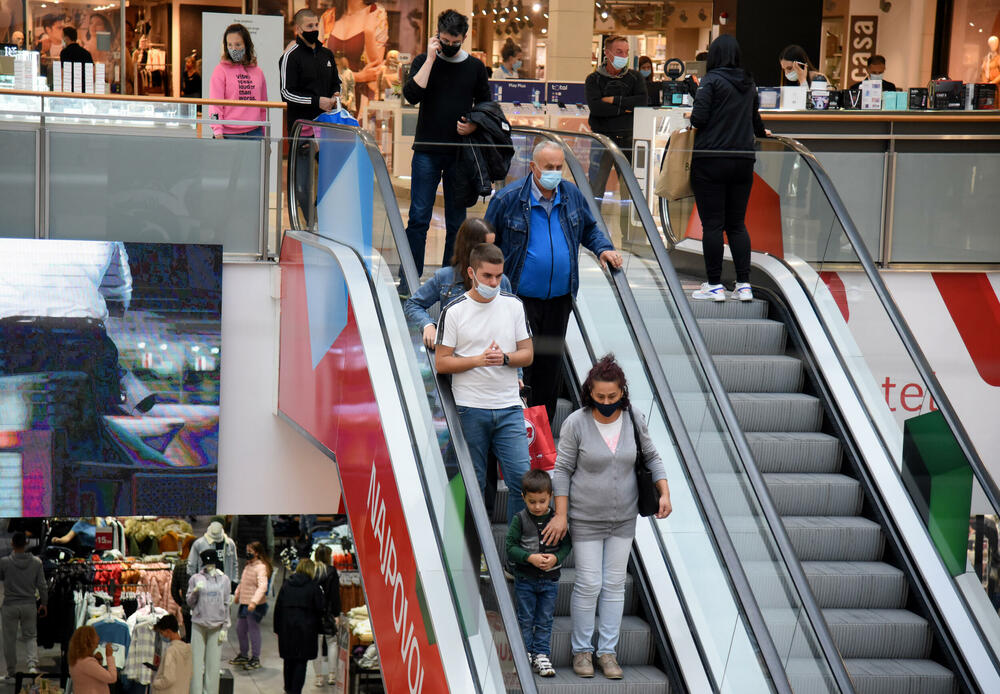 <p>Ispred radnji se stvaraju redovi, a osobe zadužene za kontrolisanje poštovanja mjera ne dozvoljavaju da u prodajnom prostoru bude više osoba nego što je propisano</p>