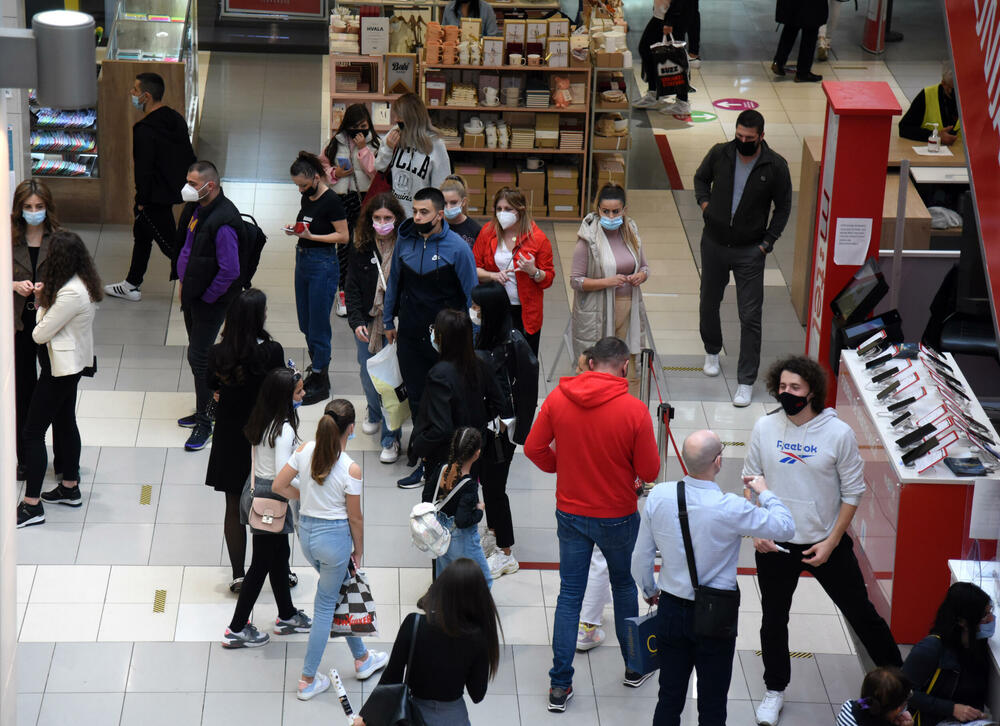 <p>Ispred radnji se stvaraju redovi, a osobe zadužene za kontrolisanje poštovanja mjera ne dozvoljavaju da u prodajnom prostoru bude više osoba nego što je propisano</p>