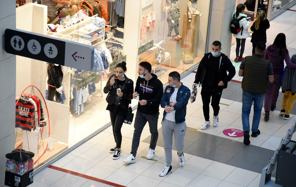 <p>Ispred radnji se stvaraju redovi, a osobe zadužene za kontrolisanje poštovanja mjera ne dozvoljavaju da u prodajnom prostoru bude više osoba nego što je propisano</p>