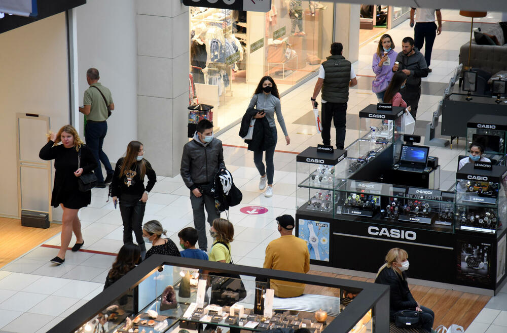 <p>Ispred radnji se stvaraju redovi, a osobe zadužene za kontrolisanje poštovanja mjera ne dozvoljavaju da u prodajnom prostoru bude više osoba nego što je propisano</p>