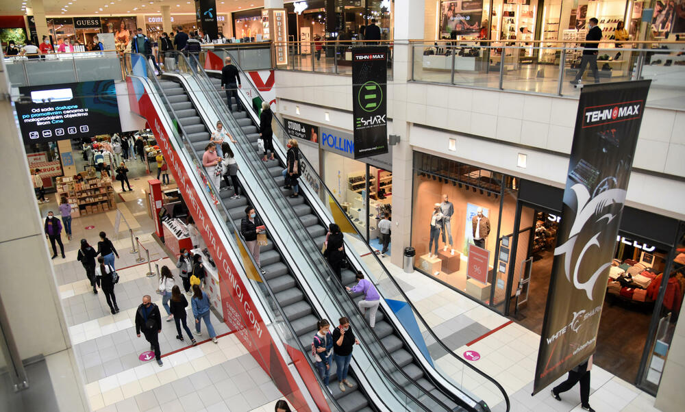 <p>Ispred radnji se stvaraju redovi, a osobe zadužene za kontrolisanje poštovanja mjera ne dozvoljavaju da u prodajnom prostoru bude više osoba nego što je propisano</p>