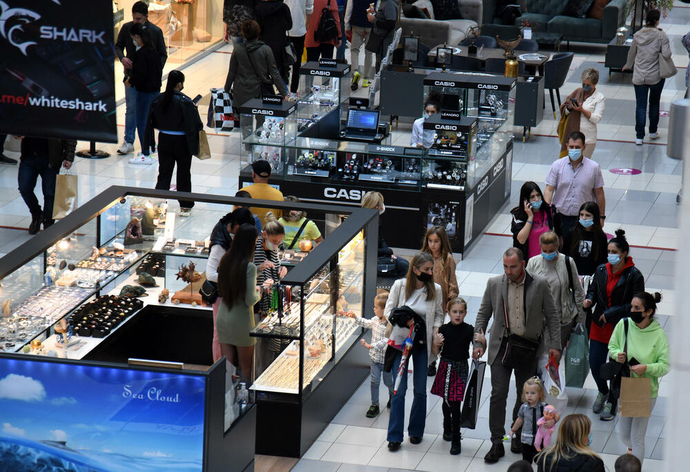<p>Ispred radnji se stvaraju redovi, a osobe zadužene za kontrolisanje poštovanja mjera ne dozvoljavaju da u prodajnom prostoru bude više osoba nego što je propisano</p>