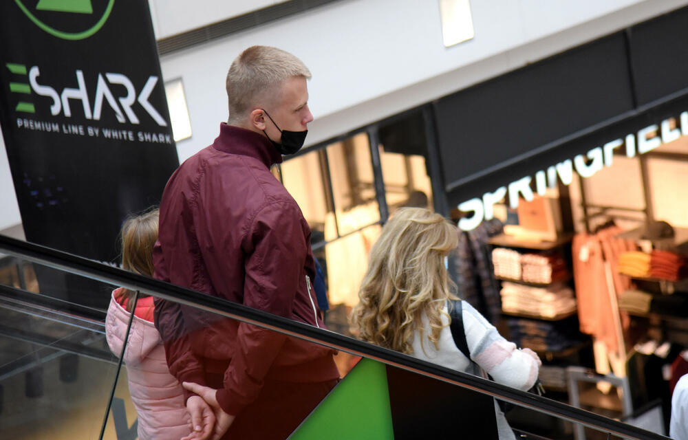 <p>Ispred radnji se stvaraju redovi, a osobe zadužene za kontrolisanje poštovanja mjera ne dozvoljavaju da u prodajnom prostoru bude više osoba nego što je propisano</p>