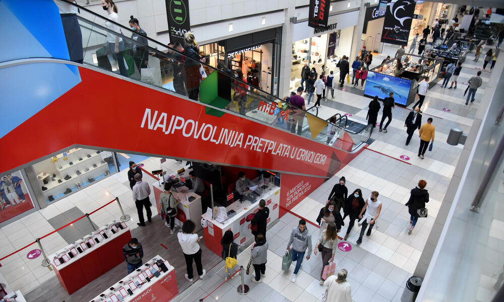 <p>Ispred radnji se stvaraju redovi, a osobe zadužene za kontrolisanje poštovanja mjera ne dozvoljavaju da u prodajnom prostoru bude više osoba nego što je propisano</p>