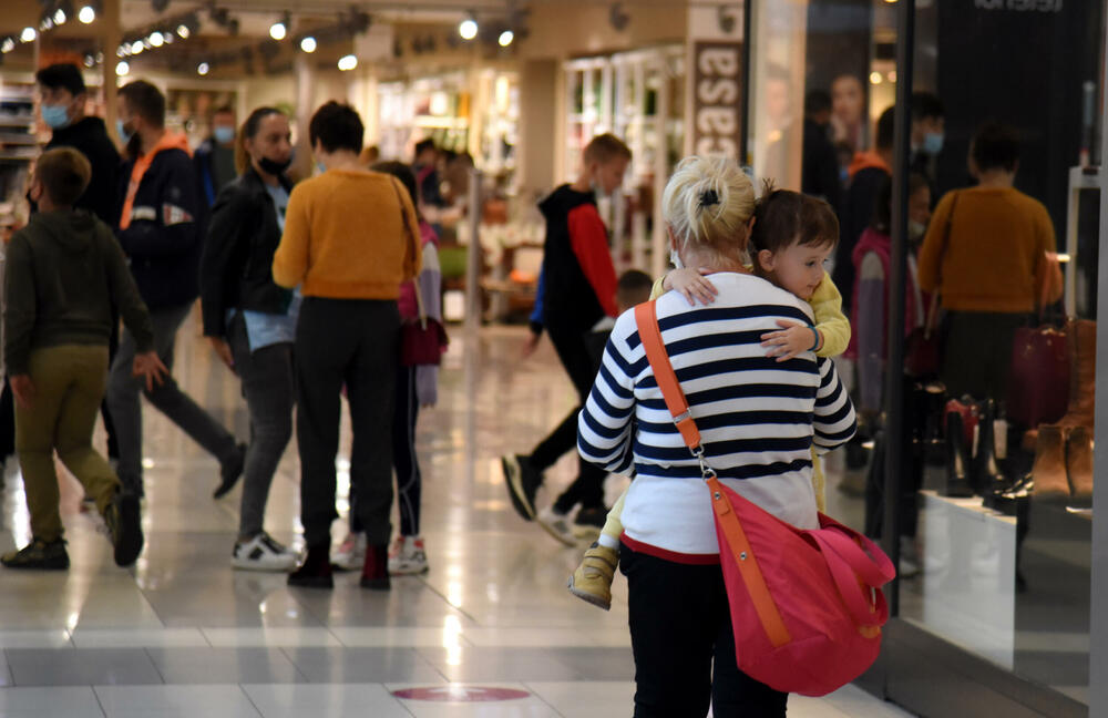 <p>Ispred radnji se stvaraju redovi, a osobe zadužene za kontrolisanje poštovanja mjera ne dozvoljavaju da u prodajnom prostoru bude više osoba nego što je propisano</p>