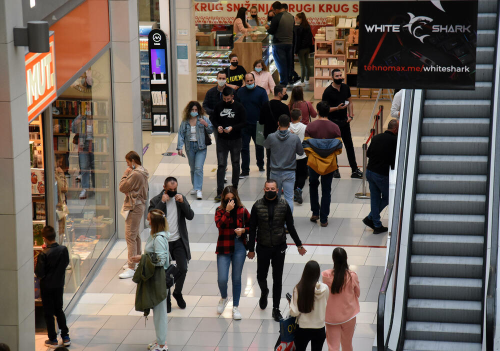 <p>Ispred radnji se stvaraju redovi, a osobe zadužene za kontrolisanje poštovanja mjera ne dozvoljavaju da u prodajnom prostoru bude više osoba nego što je propisano</p>