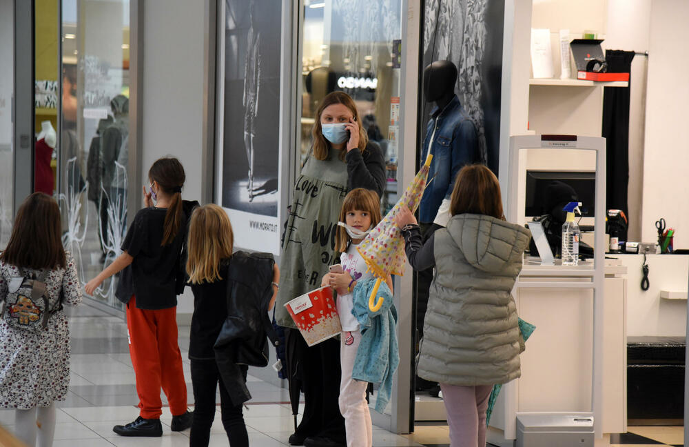 <p>Ispred radnji se stvaraju redovi, a osobe zadužene za kontrolisanje poštovanja mjera ne dozvoljavaju da u prodajnom prostoru bude više osoba nego što je propisano</p>