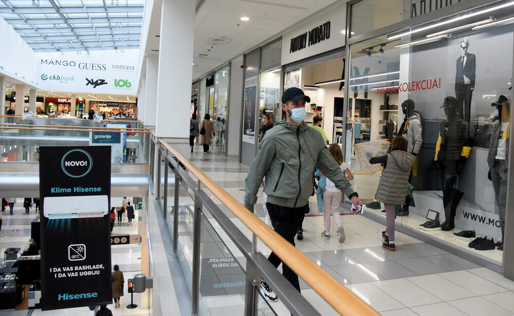 <p>Ispred radnji se stvaraju redovi, a osobe zadužene za kontrolisanje poštovanja mjera ne dozvoljavaju da u prodajnom prostoru bude više osoba nego što je propisano</p>