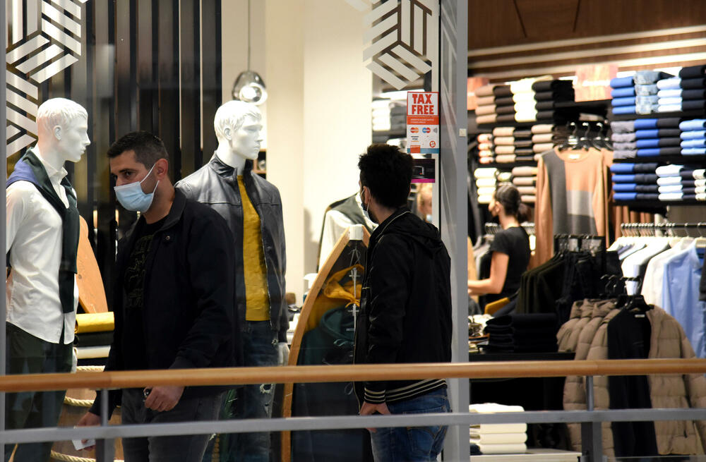 <p>Ispred radnji se stvaraju redovi, a osobe zadužene za kontrolisanje poštovanja mjera ne dozvoljavaju da u prodajnom prostoru bude više osoba nego što je propisano</p>