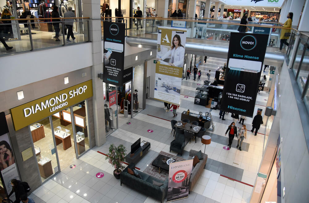 <p>Ispred radnji se stvaraju redovi, a osobe zadužene za kontrolisanje poštovanja mjera ne dozvoljavaju da u prodajnom prostoru bude više osoba nego što je propisano</p>