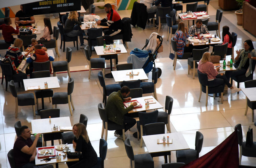 <p>Ispred radnji se stvaraju redovi, a osobe zadužene za kontrolisanje poštovanja mjera ne dozvoljavaju da u prodajnom prostoru bude više osoba nego što je propisano</p>