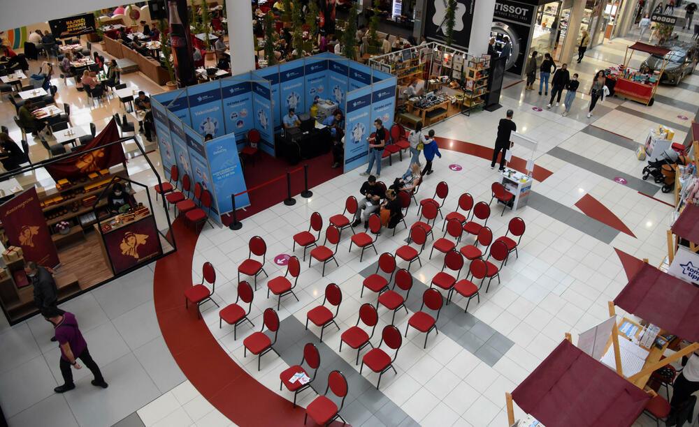 <p>Ispred radnji se stvaraju redovi, a osobe zadužene za kontrolisanje poštovanja mjera ne dozvoljavaju da u prodajnom prostoru bude više osoba nego što je propisano</p>