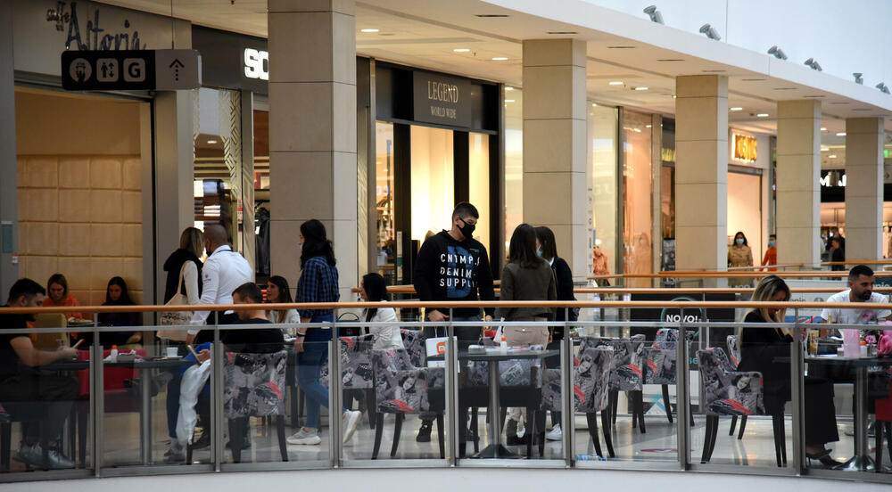 <p>Ispred radnji se stvaraju redovi, a osobe zadužene za kontrolisanje poštovanja mjera ne dozvoljavaju da u prodajnom prostoru bude više osoba nego što je propisano</p>