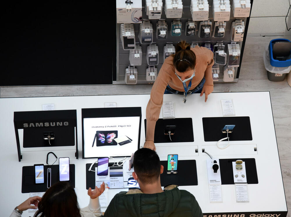 <p>Ispred radnji se stvaraju redovi, a osobe zadužene za kontrolisanje poštovanja mjera ne dozvoljavaju da u prodajnom prostoru bude više osoba nego što je propisano</p>