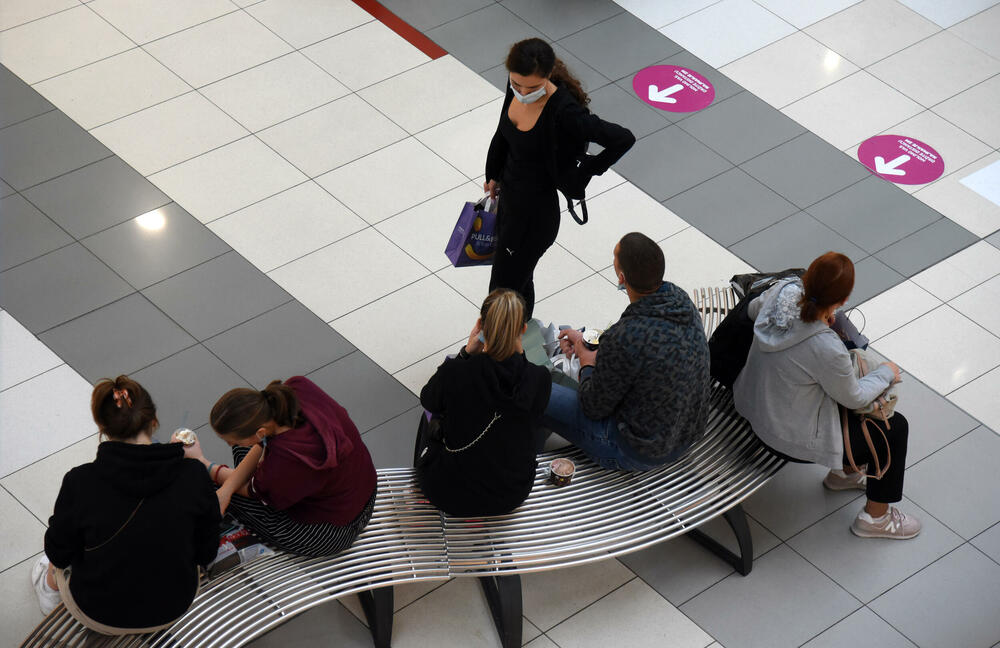 <p>Ispred radnji se stvaraju redovi, a osobe zadužene za kontrolisanje poštovanja mjera ne dozvoljavaju da u prodajnom prostoru bude više osoba nego što je propisano</p>