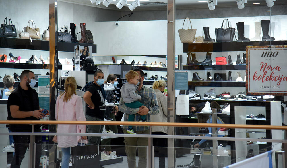 <p>Ispred radnji se stvaraju redovi, a osobe zadužene za kontrolisanje poštovanja mjera ne dozvoljavaju da u prodajnom prostoru bude više osoba nego što je propisano</p>