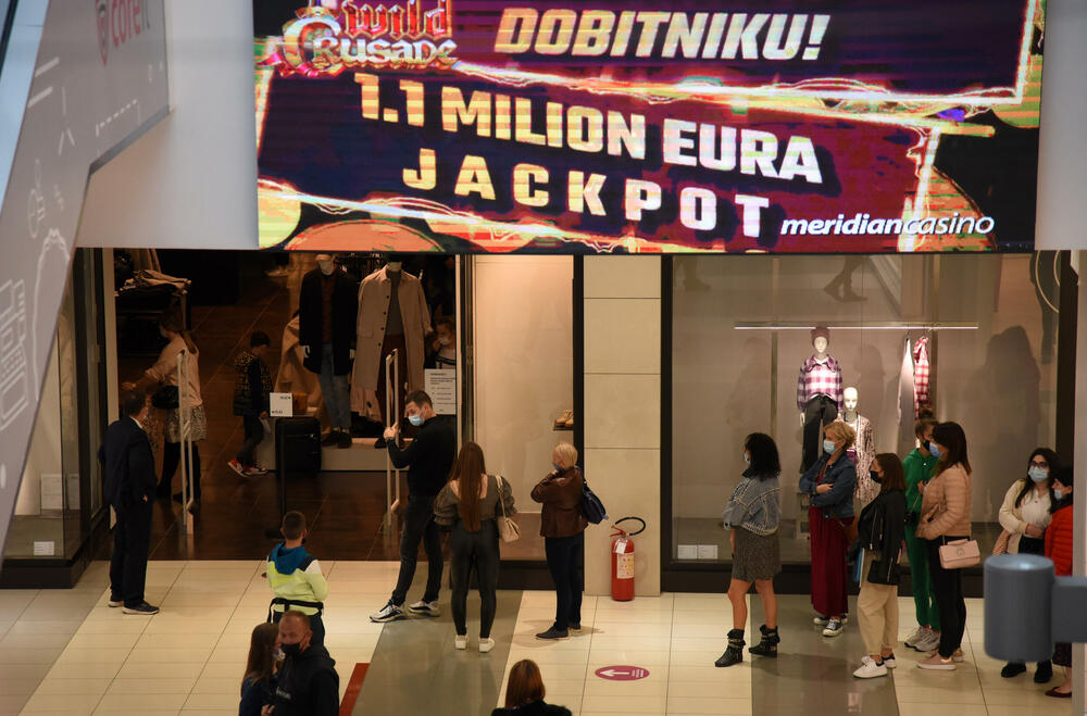 <p>Ispred radnji se stvaraju redovi, a osobe zadužene za kontrolisanje poštovanja mjera ne dozvoljavaju da u prodajnom prostoru bude više osoba nego što je propisano</p>