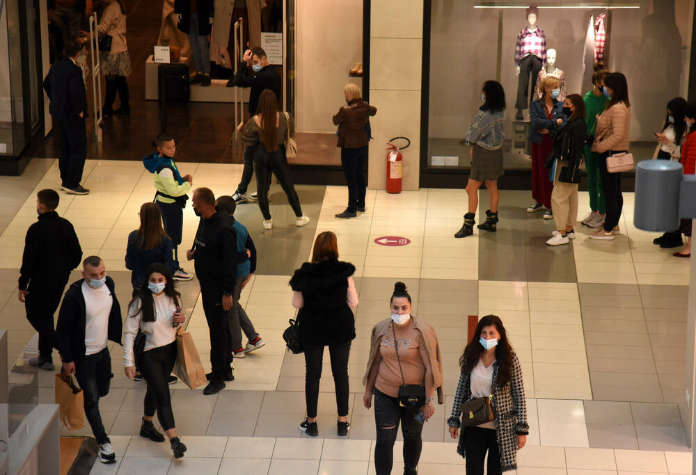 <p>Ispred radnji se stvaraju redovi, a osobe zadužene za kontrolisanje poštovanja mjera ne dozvoljavaju da u prodajnom prostoru bude više osoba nego što je propisano</p>