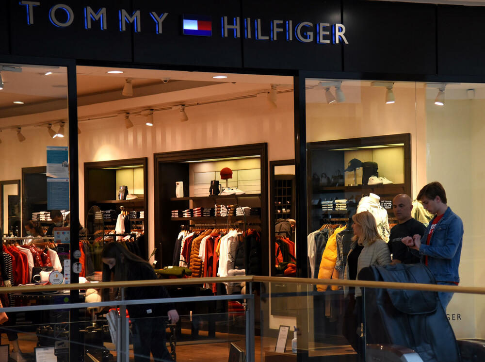 <p>Ispred radnji se stvaraju redovi, a osobe zadužene za kontrolisanje poštovanja mjera ne dozvoljavaju da u prodajnom prostoru bude više osoba nego što je propisano</p>