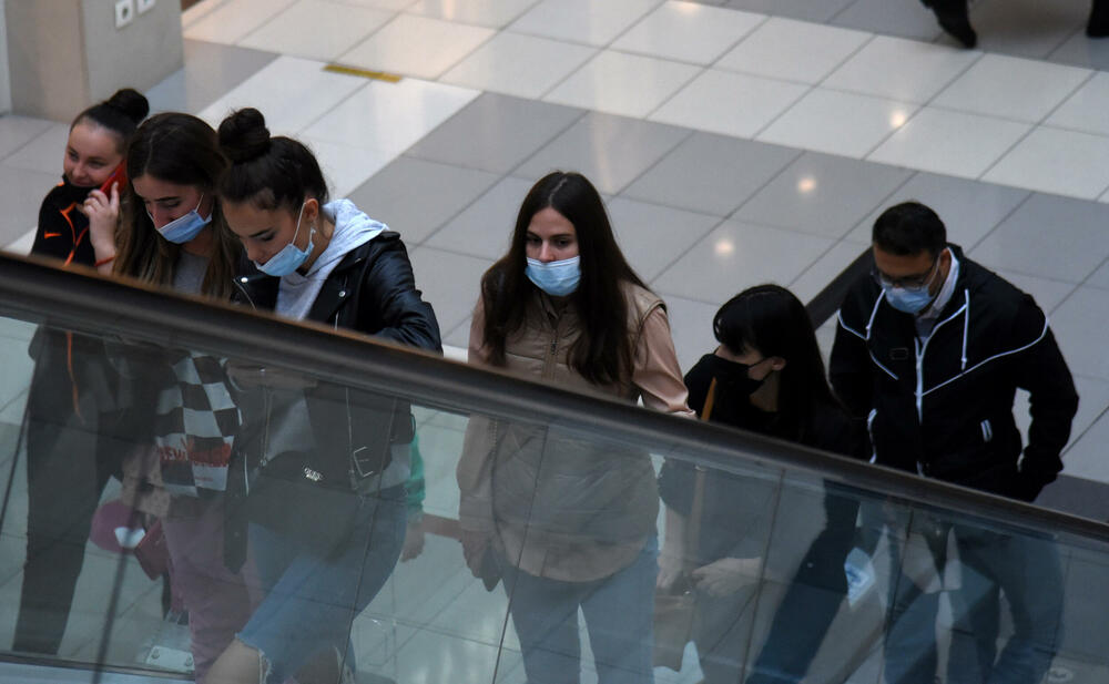 <p>Ispred radnji se stvaraju redovi, a osobe zadužene za kontrolisanje poštovanja mjera ne dozvoljavaju da u prodajnom prostoru bude više osoba nego što je propisano</p>