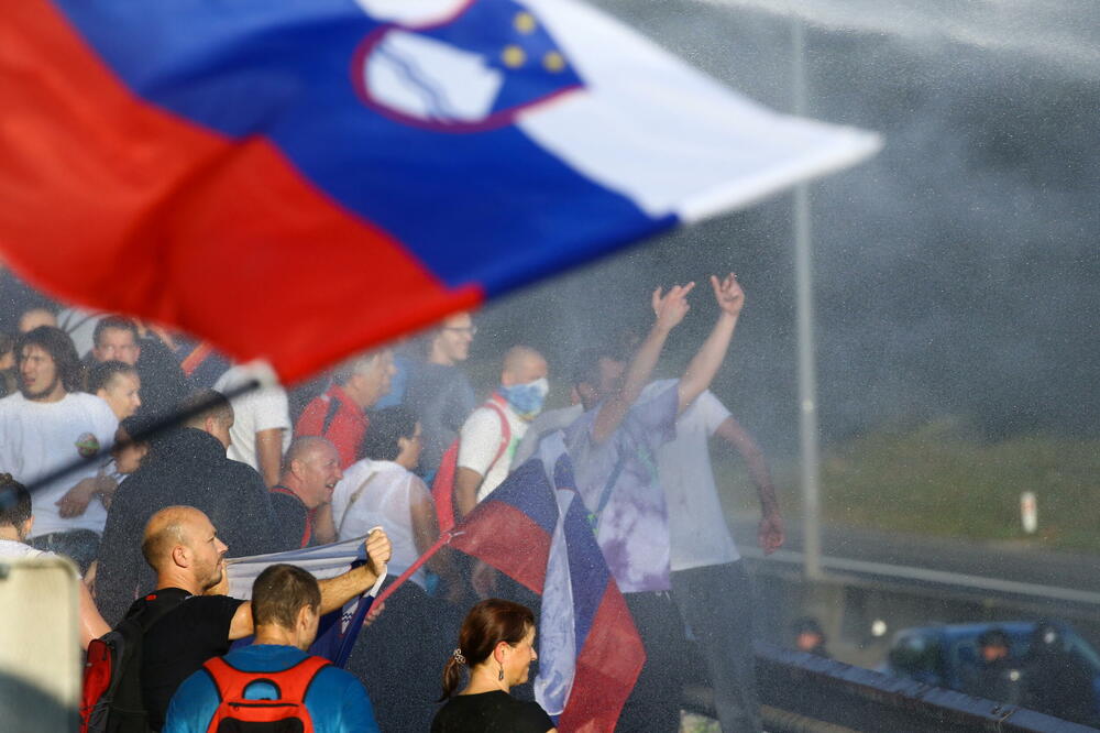 Detalj iz Ljubljane: Sa protesta protiv mjera uvedenih u cilju borbe protiv koronavirusa, Foto: Reuters