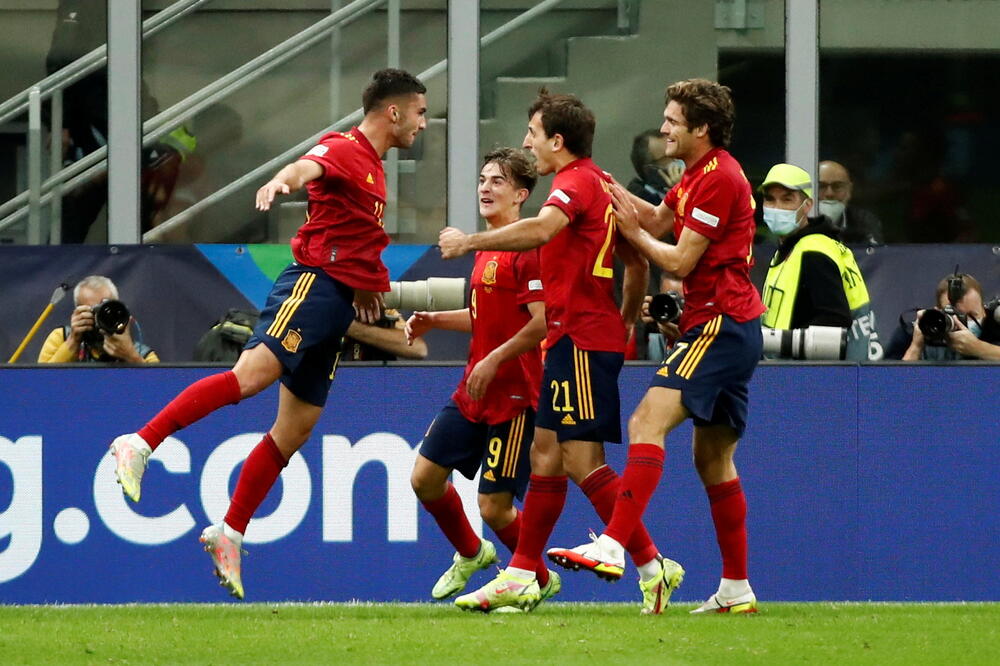 Fudbaleri Španije proslavljaju pogodak protiv Italije, Foto: Reuters