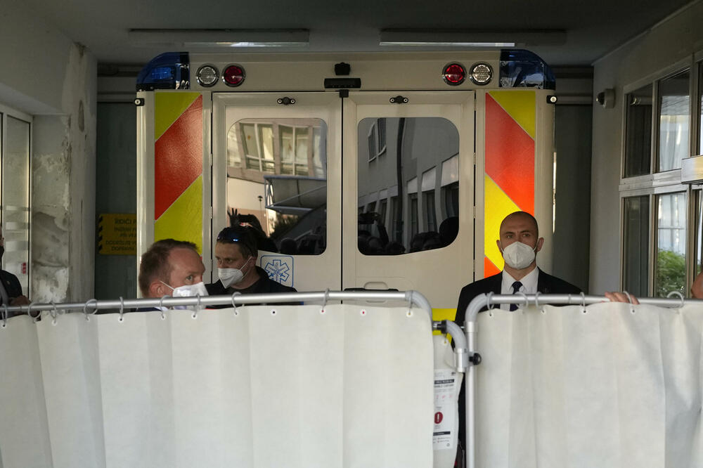 Zeman je kolima hitne pomoći prebačen u bolnicu, Foto: Beta/AP
