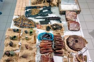 Uhapšen Podgoričanin: Pronađen puškomitraljez, puške, pištolji,...