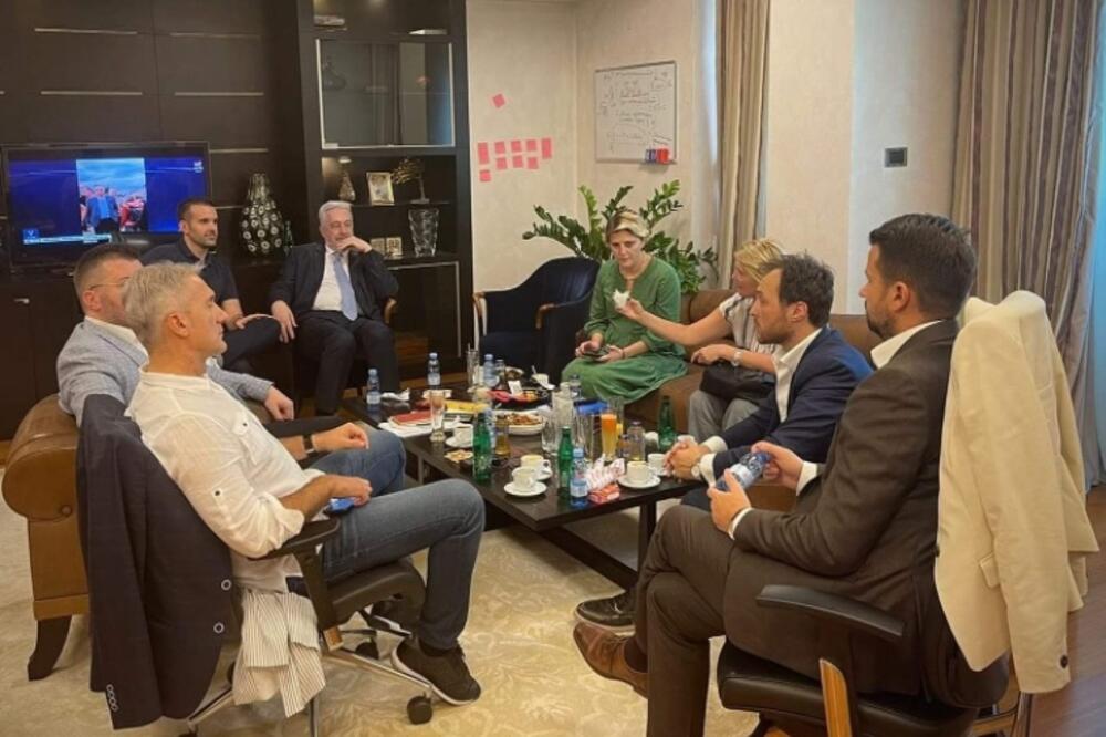 U kabinetu premijera na dan ustoličenja, Foto: Twitter