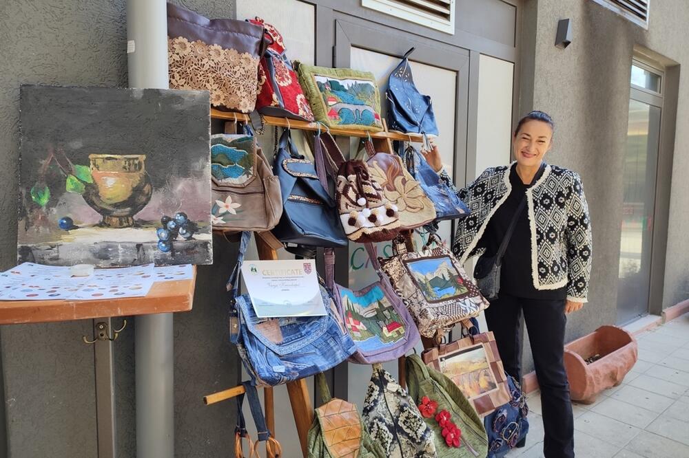 Dio proizvoda se prodaje ispred Robne kuće, Foto: Svetlana Mandić