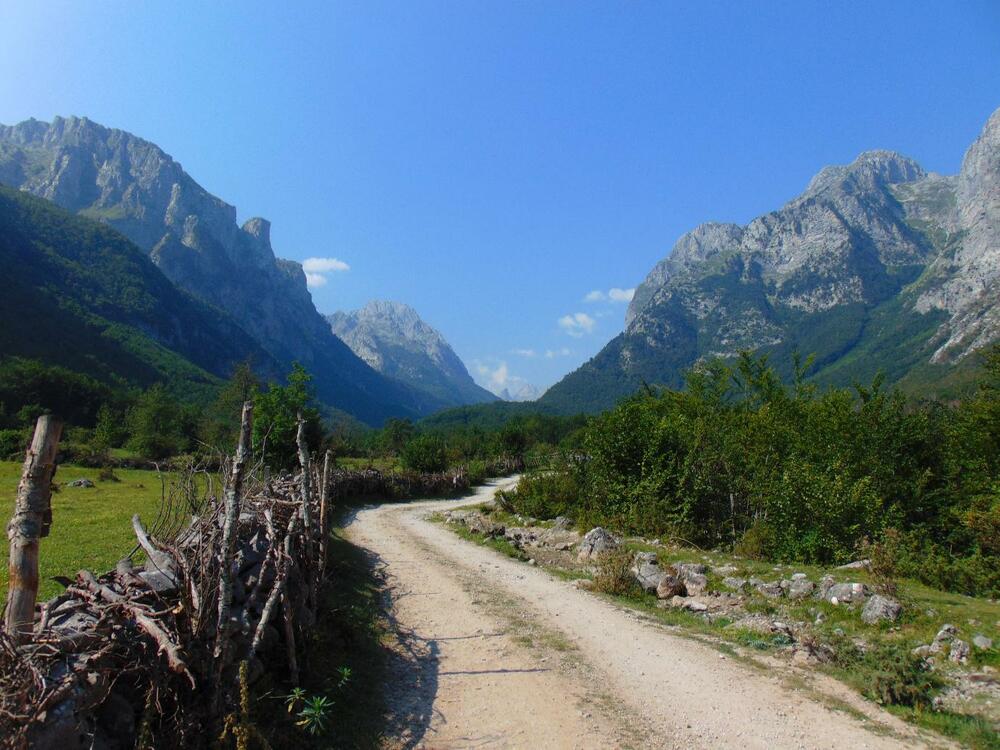 Odavde sve počinje: Vusanje i početak doline Ropojana. Ovaj makadamski put mjestimično izgleda solidno, ali je u većem dijelu sličniji isušenom riječnom koritu nego putu