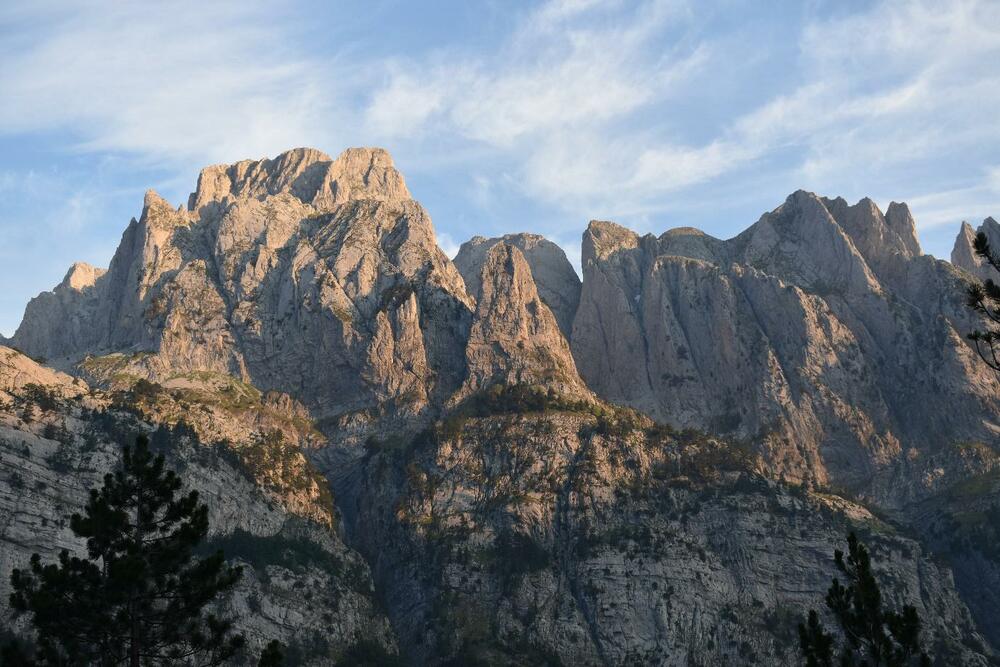 Ljepota bez kraja. Obronci Vukočesa, Dževahirita i Fortita plijene našu pažnju kada se izađe iz strmijeg dijela šume ka prvoj livadi sa koje se odvaja staza za Maja Bojs i katunu Runice