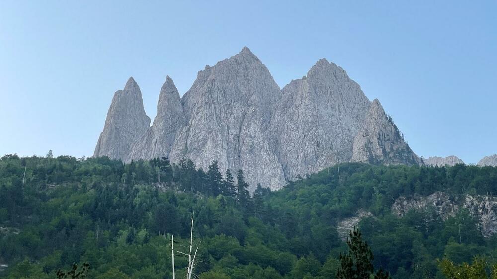 Tu su i šiljci Šćokišta, impresivni, opasni, neistraženi i gotovo nepristupačni sa svake strane. Ne znam da li je iko pokušao sa se penje na njih. Sigurno su izazov i za alpiniste