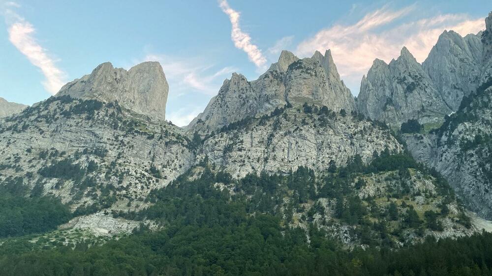 Masiv Karanfila u punom sjaju nakon izlaska iz šume. Tu su Vukočes, Fortit i nakon Ropojanskih vrata kuda ide granica između Crne Gore i Albanije, Južni vrh Karanfila