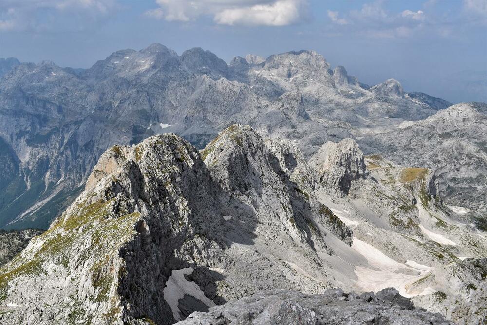 Pogled niz greben Maja e Stierra prema masivu Radohimesa gdje dominiraju istoimeni vrh, Thathe, Visens, Riskxhalit...
