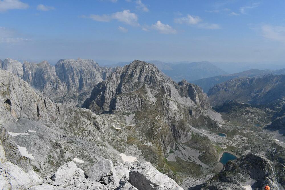 Pogled na Maja e Bojs i Dolinu jezera. U daljini lijevo: Karanfili, Fortit, desno Greben, Visitor