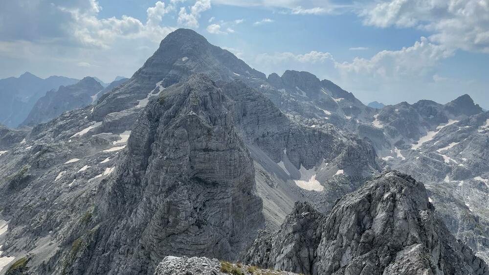 Maja e Jezerces (2694 mnv), najviši vrh Prokletija i Dinarskih planina. Ispred N.N vrh (2508 mnv)