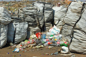FOTO Zbog štrajka đubretara, u Parizu oko 5.400 tona smeća na...