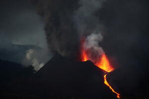 Zbog lave naređena evakuacija 800 stanovnika španskog ostrva La...