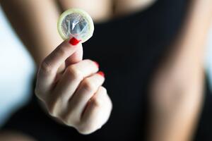 Seks i kondomi: Šta je „stelting“ i zašto ga neke zemlje smatraju...