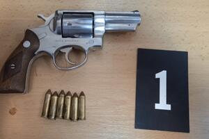 Uhapšena jedna osoba: Policija pronašla revolver i municiju