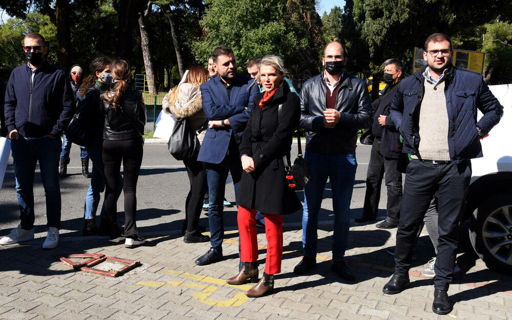 <p>"Očekujemo da predsjednik Skupštine Aleksa Bečića da zakaže hitnu sjednicu sa samo jednom tačkom dnevnog reda smanjenje akciza"</p>