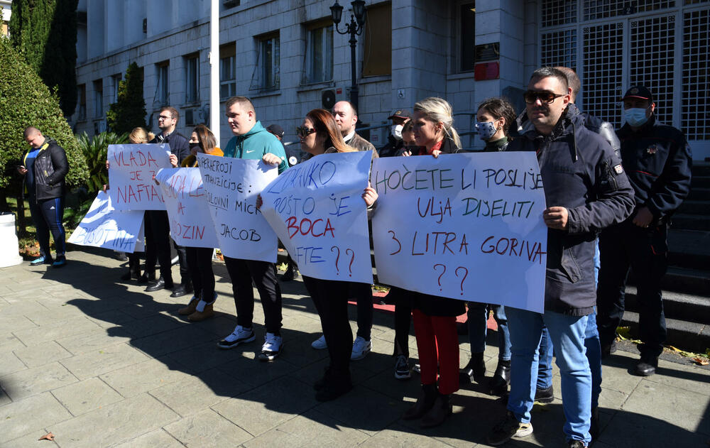 <p>"Očekujemo da predsjednik Skupštine Aleksa Bečića da zakaže hitnu sjednicu sa samo jednom tačkom dnevnog reda smanjenje akciza"</p>