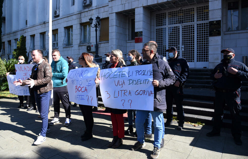 <p>"Očekujemo da predsjednik Skupštine Aleksa Bečića da zakaže hitnu sjednicu sa samo jednom tačkom dnevnog reda smanjenje akciza"</p>