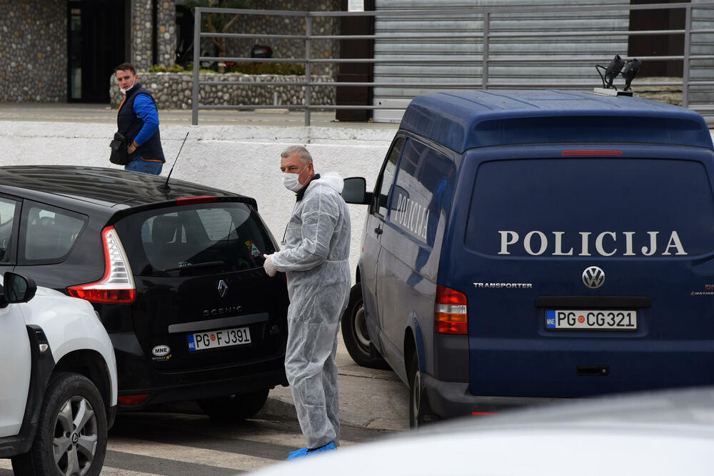 Policija ispred zgrade u kojoj je nađeno tijelo Bulatovića, Foto: Luka Zeković