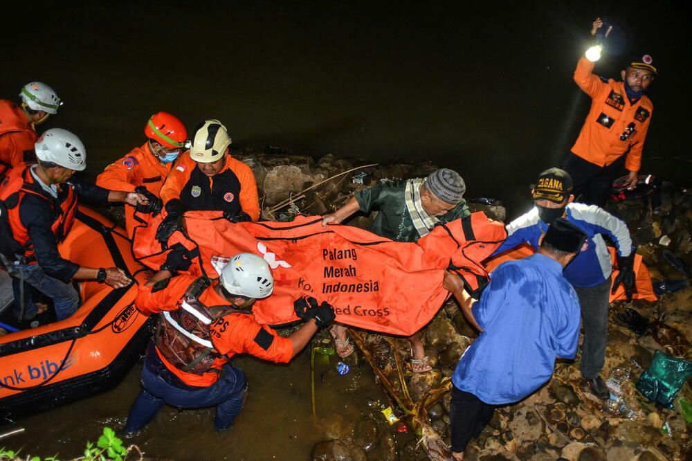 Spasioci izvlače tijela stradalih, Foto: Reuters
