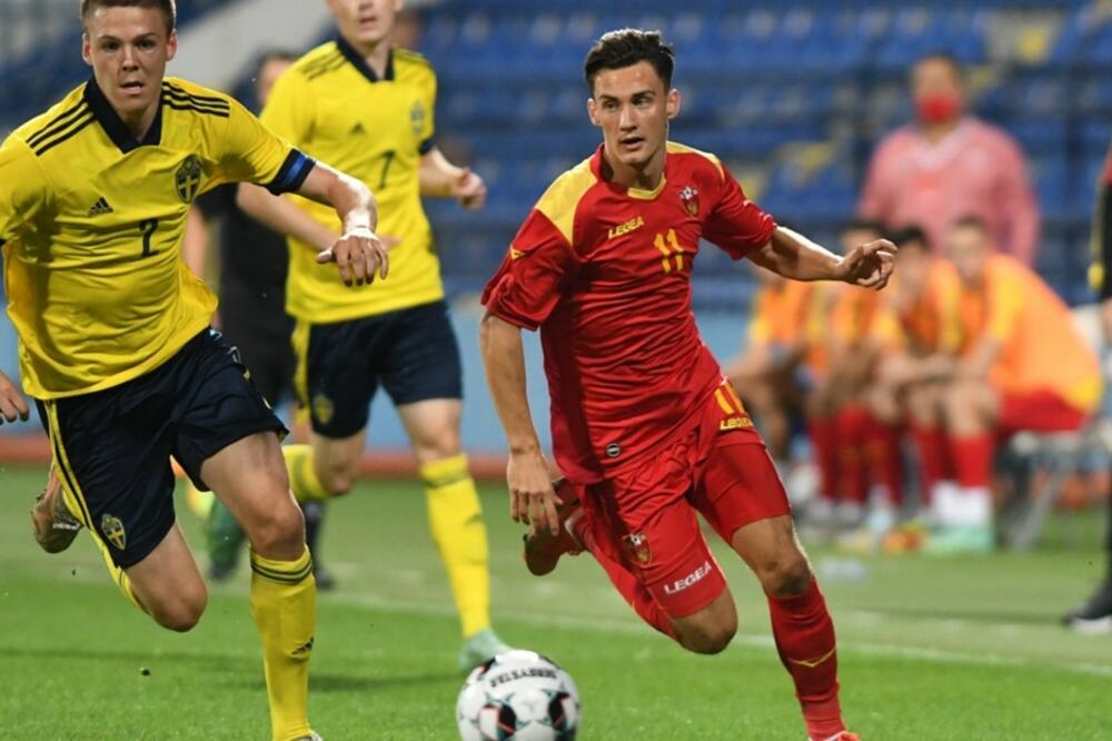 Omar-Šarif Sijarić u duelu sa odbranom Švedske, Foto: FSCG