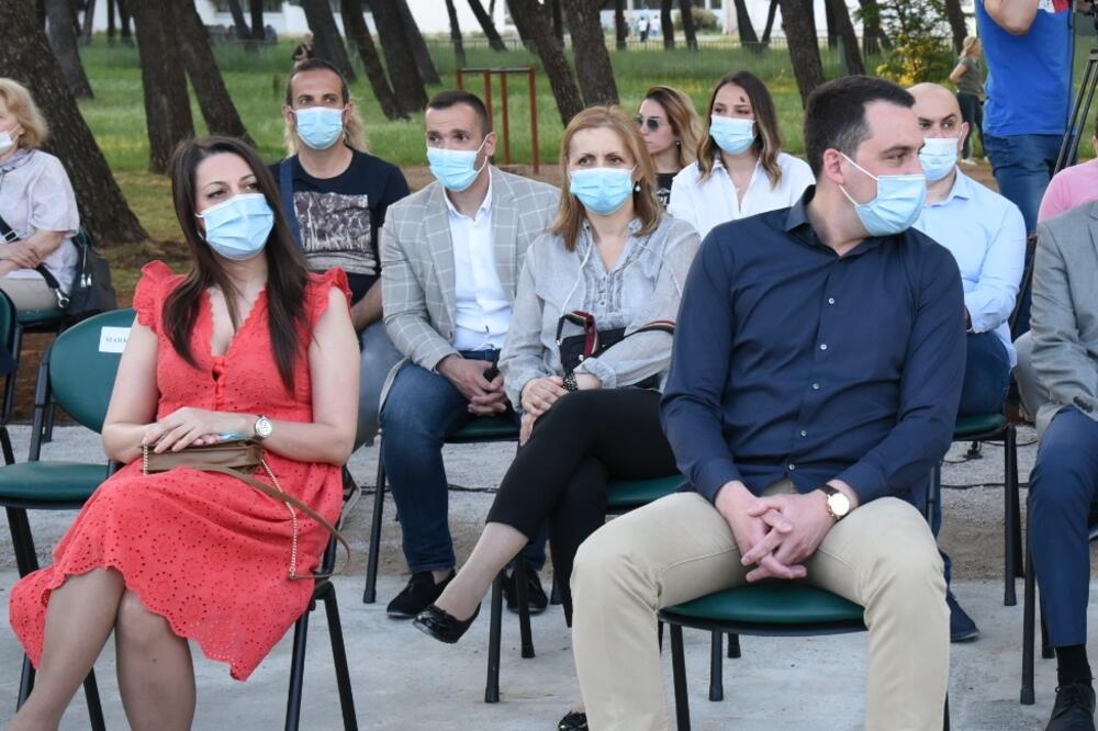 Vujačić i Vuković na otvaranju parka u naselju Blok V, posvećenom preminulom jugoslovenskom kantautoru Đorđu Balaševiću, Foto: Savo Prelević