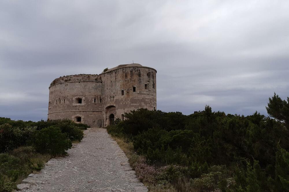 U katastru upisana kao stambena zgrada, jedan od vlasnika povezan sa organizovanom kriminalnom grupom: Arza, Foto: Biljana Matijasevic